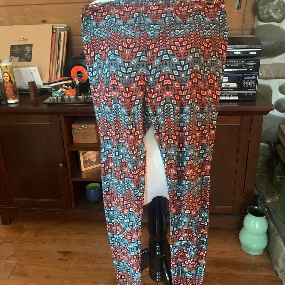 LuLuRoe Tall & Curvy leggings. Grey with black origami bird pattern.